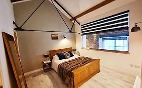 Luxury 1 Bedroom Home Next To Ao Arena & Victoria Train